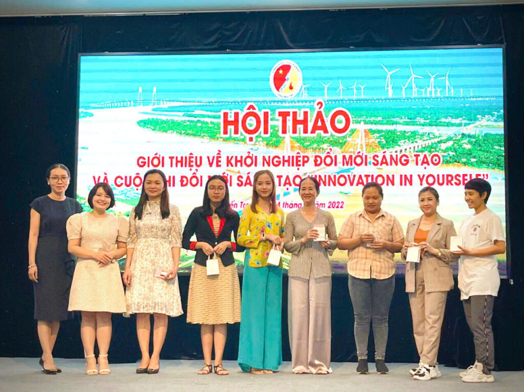 Ms. Tami gifting Hanatami lipsticks to innovation teams at Bến Tre Innovation Conference, where she spoke about her patented formula.