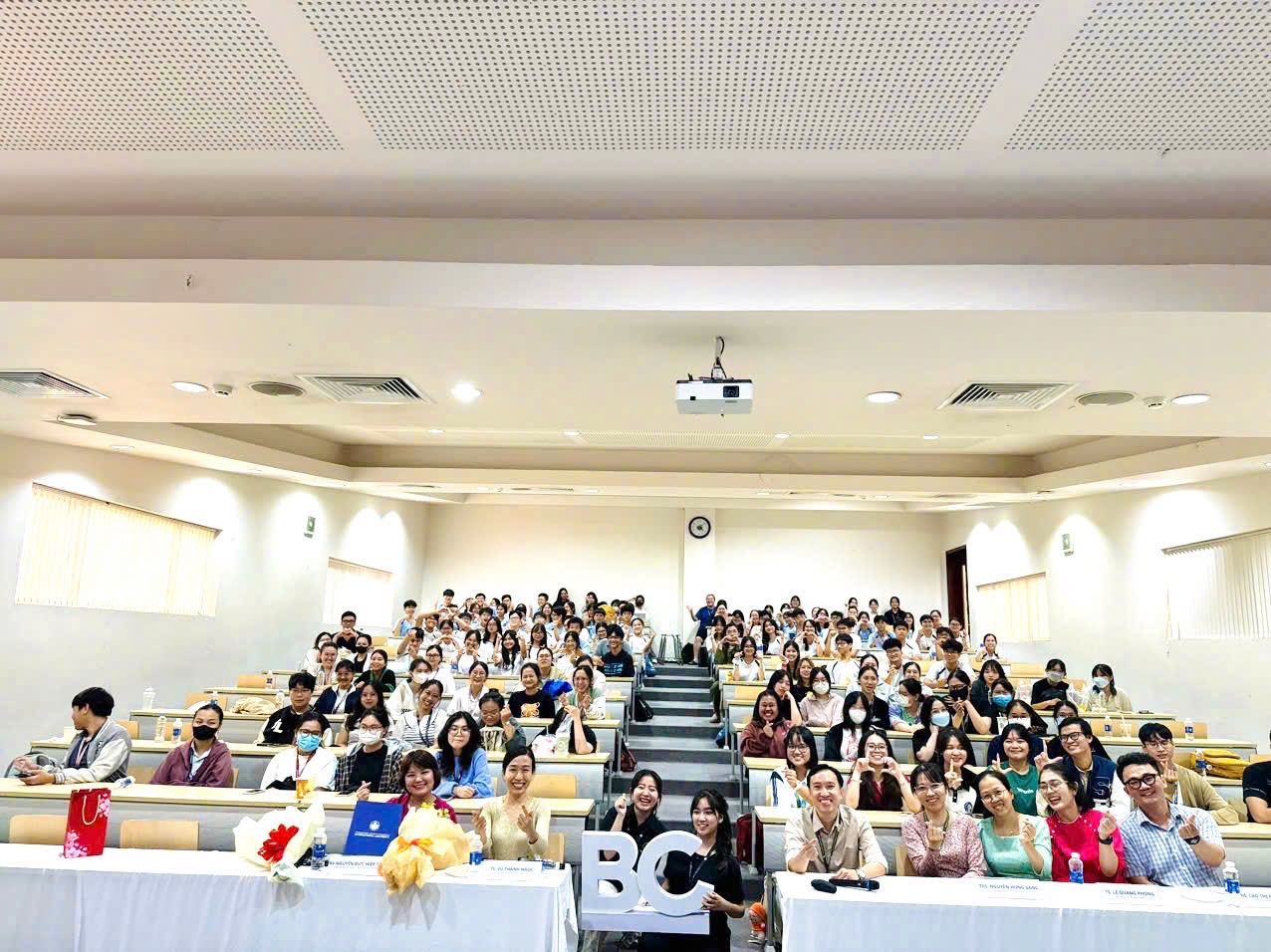 An overview of the seminar, which gathered a large audience of students from the Faculty of Biotechnology to learn about the cosmetic R&D and commercialization journey.